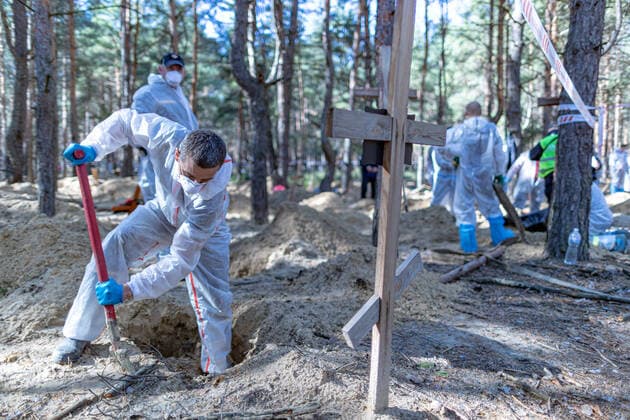 News Themen der Woche KW38 News Bilder des Tages Forensic technicians dig a grave in a sandy pine forest dotted with graves on the outskirts of Izyum, eastern Ukraine, on Wednesday, Sept 21, 2022 - as forensic experts continue to exhume the bodies of Izium residents on the 6th day of exhumation. (VX Photo Vudi Xhymshiti), Ukraine continues to exhume bodies from Izium Izium Cemetery Kharkiv Oblast Ukraine  , Copyright: xVudixXhymshitix