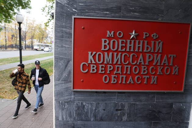 News Themen der Woche KW38 News Bilder des Tages YEKATERINBURG, RUSSIA - SEPTEMBER 22, 2022: People walk past the Sverdlovsk Region Military Commissariat. Russian President Putin signed a decree on partial military mobilization in Russia on September 21, 2022. Only reservists who have served in the Russian Armed Forces and have a particular military specialization will be drafted. Donat Sorokin TASS  TS143431