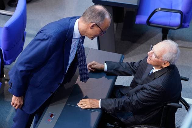 54. Bundestagssitzung und Debatte Aktuell,22.09.2022 Berlin, Friedrich Merz gratuliert Dr. Wolfgang Schaeuble von der Partei CDU CSU zum 50. Bundestagsjubilaeum bei der 54. Sitzung des Deutschen Bundestag in Berlin Berlin Berlin Deutschland *** 54 Bundestag Session and Debate Current,22 09 2022 Berlin, Friedrich Merz congratulates Dr Wolfgang Schaeuble of the CDU CSU party on the 50th anniversary of the Bundestag at the 54 session of the German Bundestag in Berlin Berlin Germany