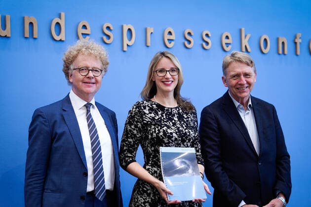News Themen der Woche KW38 News Bilder des Tages Bundespressekonferenz Suizid - Verantwortung, Praevention und Freiverantwortlichkeit - Stellungnahme des Deutschen Ethikrates Aktuell,22.09.2022,Berlin,Prof. Dr. Alena Buyx, Vorsitzende des Deutschen Ethikrates gemeinsam mit Prof. Dr. Helmut Frister, Mitglied des Deutschen Ethikrates, Prof. Dr. Andreas Lob-Huedepohl, Mitglied des Deutschen Ethikrates, bei der Bundespressekonferenz zum Thema Suizid - Verantwortung, Praevention und Freiverantwortlichkeit - Stellungnahme des Deutschen Ethikrates Berlin Berlin Deutschland *** Federal Press Conference Suicide Responsibility, Prevention and Free Responsibility Statement of the German Ethics Council Current,22 09 2022,Berlin,Prof Dr Alena Buyx, Chair of the German Ethics Council together with P