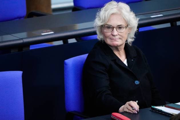 54. Bundestagssitzung und Debatte Aktuell,22.09.2022 Berlin, Verteidigungsministerin Christine Lambrecht (SPD) im Portrait auf der Regierungsbank bei der Debatte Unterstuetzung der Ukraine mit schweren Waffen bei der 54. Sitzung des Deutschen Bundestag in Berlin Berlin Berlin Deutschland *** 54 Bundestag session and debate Current,22 09 2022 Berlin, Defense Minister Christine Lambrecht SPD in portrait on the government bench during the debate support of Ukraine with heavy weapons at the 54 session of the German Bundestag in Berlin Berlin Germany