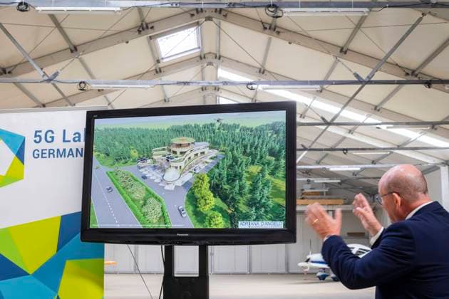 Netzwerk 3D-AERO Dem Netzwerk 3D-AERO, das auf dem Verkehrslandeplatz Kamenz (Landkreis Bautzen) das Kompetenzzentrum für autonomes Fliegen betreibt, ist es gelungen, Vertreter aus sieben Technischen Universitäten, Spezialisten der Luft- und Raumfahrt sowie Techniker aus neun Bundesländern in die Oberlausitz zu locken. Start- und Landemöglichkeiten für Drohnen mit mehr als einer Tonne Nutzlast sind in Kamenz, Nardt, Rothenburg und Görlitz geplant. Diese Landeplätze sind durch eine Art Luftkorridor verbunden, in dem die Drohnen fliegen sollen. Die Experten in Kamenz nennen den Korridor 3D-Reallabor. In kleiner Form existiert dieses Reallabor auf dem Verkehrslandeplatz in Kamenz. Kamenz Sachsen GERMANY *** Network 3D AERO The network