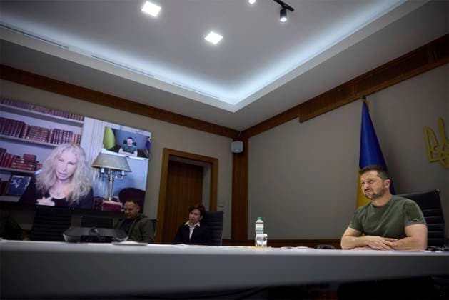 Bilder des Jahres 2022, Entertainment 09 September Entertainment Themen der Woche KW38 News Bilder des Tages September 22, 2022, Kyiv, Ukraine: Ukrainian President Volodymyr Zelenskyy, holds a video meeting with actor Barbra Streisand from the Mariinskyi Palace, September 22, 2022 in Kyiv Ukraine. Streisand is assisting Ukraine as an ambassador for United24, the international fundraising planform to help Ukraine. Kyiv Ukraine - ZUMAp138 20220922_zaa_p138_005 Copyright: xUkrainianxPresidentialxPressxOffx
