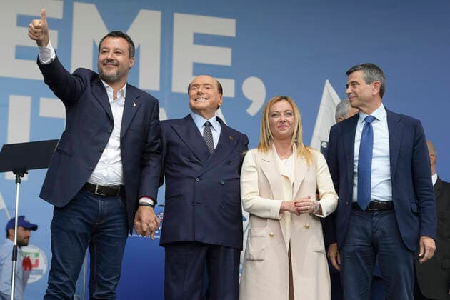 News Themen der Woche KW38 News Bilder des Tages Matteo Salvini, Silvio Berlusconi, Giorgia Meloni und Maurizio Lupi bei einer Wahlkampfveranstaltung unter dem Motto Insieme per l Italia Gemeinsam für Italien auf dem Piazza del Popolo, die die italienischen Rechtsparteien Lega, Fratelli d Italia, Forza Italia und Noi Moderati gemeinsam veranstalten. Die Veranstaltung bildet das Ende des Wahlkampfs für die Parlamentswahlen vom 25. September 2022. Rom, 22.09.2022 *** Matteo Salvini, Silvio Berlusconi, Giorgia Meloni and Maurizio Lupi at a campaign event under the slogan Insieme per l Italia Together for Italy in Piazza del Popolo, jointly organized by the Italian right-wing parties Lega, Fratelli d Italia, Forza Italia and Noi Moderati The event marks the end of the campaign for the g Foto:xA.xM.xTinghinox xFuturexImage