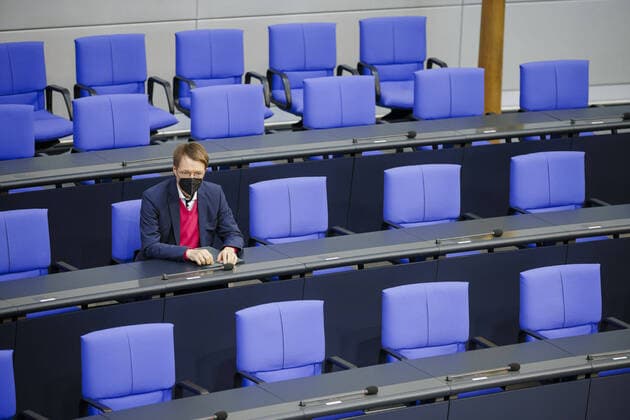News Themen der Woche KW38 News Bilder des Tages Karl Lauterbach (SPD), Bundesminister fuer Gesundheit, sitzt auf der Regierungsbank im Bundestag. Berlin, 23.09.2022 Berlin Deutschland *** Karl Lauterbach SPD , Federal Minister of Health, sits on the government bench in the Bundestag Berlin, 23 09 2022 Berlin Germany Copyright: xThomasxTrutschel photothek.dex