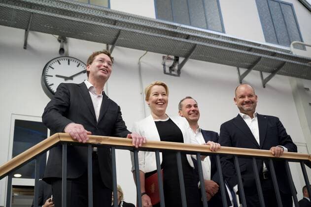 News Themen der Woche KW38 RECORD DATE NOT STATED Deutschland, Berlin : Eröffnung des Mercedes-Benz Digital Factory Campus. Ola Källenius, Vorstandsvorsitzender der Mercedes-Benz Group AG, Jörg Burzer, Mitglied des Vorstands der Mercedes-Benz Group AG, verantwortlich für Produktion & Supply Chain Management sowie Cedrik Neike, Mitglied des Vorstands der Siemens AG, verantwortlich für das Industriegeschäft, IoT, IT und Cybersecurity und Fevzi Sikar, Vorsitzender des Betriebsrats des Mercedes-Benz Werks Berlin, geben einen Ausblick zur Innovationskraft des Standorts geben. *** Germany, Berlin Opening of the Mercedes Benz Digital Factory Campus Ola Källenius, Chairman of the Board of Management of Mercedes Benz Group AG, Jörg Burzer, Member of the Board of Management of Mercedes Benz G