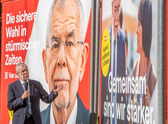 News Themen der Woche KW38 News Bilder des Tages 20220923 Praesentation der zweiten Welle der Plakatkampagne von Kandidat Van der Bellen WIEN, OESTERREICH - 23. SEPTEMBER: Alexander van der Bellen, Kandidat fuer das Amt des Bundespraesidenten bei der Praesentation der zweiten Welle der Plakatkampagne beim Palais Schoenburg am 23. September 2022 in Wien, Oesterreich. 220923_SEPA_32_004 Copyright: xMartinxJuenx SEPAxMedia