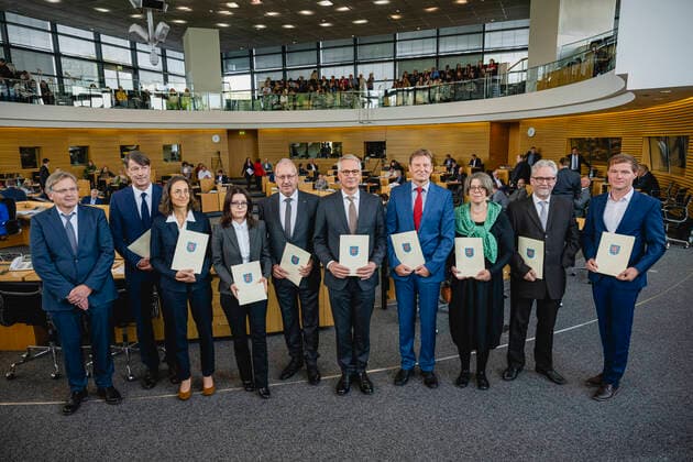 News Themen der Woche KW38 News Bilder des Tages 91. PLENARSITZUNG IM THÜRINGER LANDTAG 23 09 2022 - Erfurt: Die Wahl der Mitglieder des Thüringer Verfassungsgerichtshofs in der 91. Plenarsitzung des Thüringer Landtags am 23. September 2022. V.l.n.r der Präsident des Thüringer Verfassungsgerichtshofs Dr. Klaus-Dieter von der Weiden, Dr. Lars Schmidt (Mitglied des Thüringer Verfassungsgerichtshofs), Renate Wittmann (Mitglied des Thüringer Verfassungsgerichtshofs), Barbara Burkert (Mitglied des Thüringer Verfassungsgerichtshofs), Jörg Geibert (Mitglied des Thüringer Verfassungsgerichtshofs), Prof. Dr. Christoph Ohler (Mitglied des Thüringer Verfassungsgerichtshofs), Jens Petermann (Mitglied des Thüringer Verfassungsgerichtshofs), Anja Klameth (stellvertretendes Mitglied des Thüringer Ve