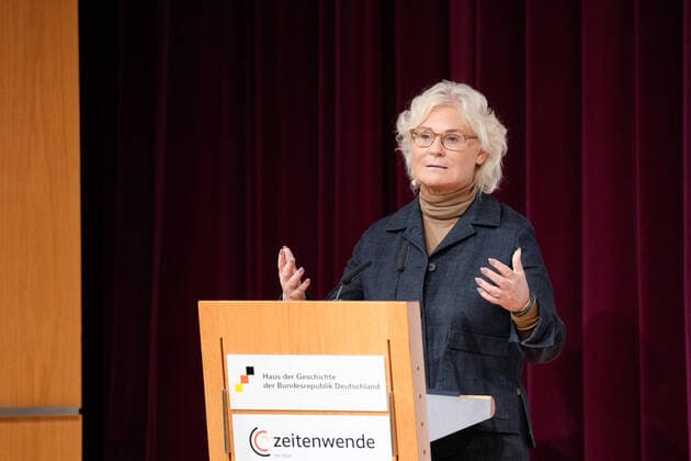 News Themen der Woche KW38 Eroeffnung der Zeitenwende Tour mit Verteidigungsministerin Lambrecht Aktuell, 23.09.2022, Bonn; Verteidigungsministerin Christine Lambrecht bei der Auftaktveranstaltung zu Zeitenwende on Tour der Muencher Sicherheitskonferenz Bonn Nordrhein-Westfalen Deutschland *** Opening of the Zeitenwende Tour with Minister of Defense Lambrecht Current, 23 09 2022, Bonn Minister of Defense Christine Lambrecht at the opening event of Zeitenwende on Tour of the Munich Security Conference Bonn North Rhine Westphalia Germany