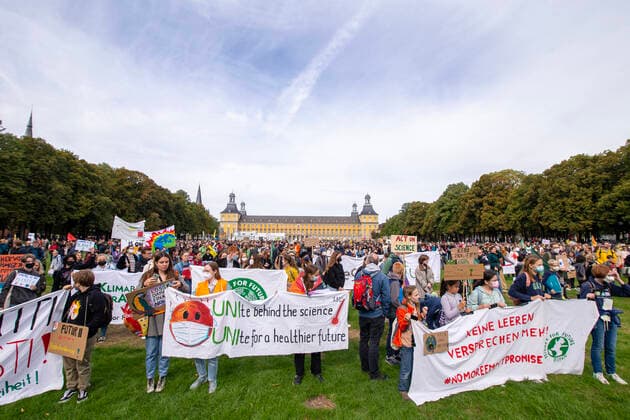 News Themen der Woche KW38 Demo von Fridays for Future zieht durch Bonn Am 23.09.2022 nahmen mehr als 1500 Menschen an einer Demonstration von Fridays for Future unter dem Motto Globaler Klimastreik - People Not Profit durch die Bonner Innenstadt teil. Demo-Teilnehmer von Fridays for Future haben sich am Freitag auf der Hofgartenwiese versammelt und Anschließend durch die Bonner Innenstadt. Bonn Innenstadt Nordrhein-Westfalen Deutschland *** Fridays for Future demo moves through Bonn On 23 09 2022 more than 1500 people participated in a Fridays for Future demonstration under the slogan Global Climate Strike People Not Profit through Bonn city center Demo participants of Fridays for Future have gathered on Friday at Hofgartenwiese and Then through Bonn city center