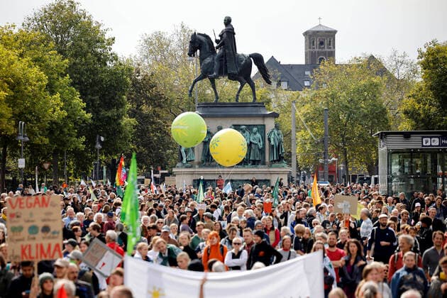 Teilnehmer der Demonstration von Fridays for Future beim sogenannten globalen Klimastreik auf dem Heumarkt halten Schilder und Transparente in die Luft. Die Bewegung richtet sich gegen den Ausstoß von Klimagasen, fordert die Abkehr von Kohlestrom und weitere staatliche Gelder gegen den Klimawandel. Köln, 23.09.2022 NRW Deutschland *** Participants in the Fridays for Future demonstration at the so-called global climate strike on Heumarkt hold signs and banners in the air The movement is directed against the emission of greenhouse gases, demands a move away from coal-fired power and further government funding against climate change Cologne, 23 09 2022 NRW Germany Copyright: xChristophxHardtx