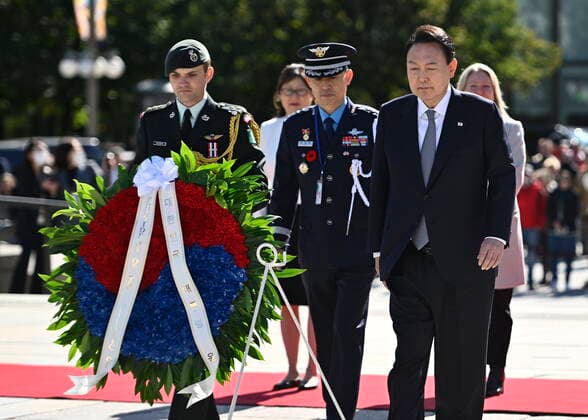September 23, 2022, Ottawa, ON, CAN: President of South Korea Yoon Suk Yeol prepares to lay a wreath at the National War Memorial during a visit in Ottawa, Friday, Sept. 23, 2022. Ottawa CAN  - ZUMAc35_ 20220923_zaf_c35_018 Copyright: xJustinxTangx