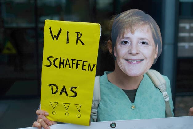 News Bilder des Tages Flensburg, Schleswig-Holstein, Demo , FRIDAYS for FUTURE, Demonstration für Klimaschutz Demonstrantin hält Transparent vor Gesicht als Maske, zu erkennen die Ex-Bundeskanzlerin Angela Mwerkel, sie hält zudem Tranparent mit Aufschrift Wir schaffen das!! , hier: Walzenmühle Flensburg - Nord, Neustadt. Aufnahme vom 23.09.2022, Flensburg, Innenstadt Flensburg Nord *** Flensburg, Schleswig Holstein, demo, FRIDAYS for FUTURE, demonstration for climate protection demonstrator holds banner in front of face as a mask, to recognize the ex Chancellor Angela Mwerkel, she also holds tranparent with inscription We can do it, here roller mill Flensburg North, Neustadt recording of 23 09 2022, Flensburg, downtown Flensburg North