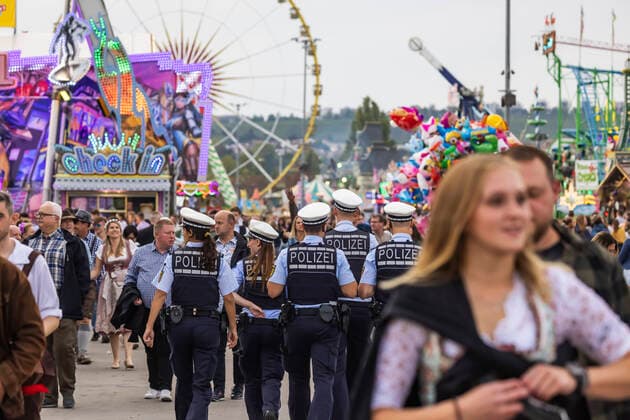 News Themen der Woche KW38 News Bilder des Tages Das 175. Cannstatter Volksfest auf dem Cannstatter Wasen 2022 ist eröffnet. Ohne Corona-Beschränkungen werden bis zum 9. Oktober 3,5 Millionen Besucher beim Stuttgarter Traditionsfest erwartet. Rund 260 Schausteller sorgen für Stimmung, die Maß Bier kostet bis zu 13,20 Euro. 23.09.2022: DEU, Deutschland, Baden-Württemberg, Stuttgart. *** The 175 Cannstatter Volksfest at the Cannstatter Wasen 2022 is open Without Corona restrictions, 3.5 million visitors are expected at Stuttgarts traditional festival until 9 October Around 260 showmen provide atmosphere, the Maß beer costs up to 13.20 Euro 23 09 2022 DEU, Germany, Baden Württemberg, Stuttgart
