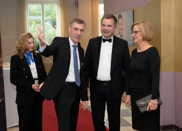 23.09.2022, Internationales Klassikfestival Festival der Nationen 2022 im Kurhaus Bad Wörishofen im Unterallgäu, Ankunft der Ehrengäste vor dem Eröffnungskonzert mit Emmanuel Tjeknavorian, Violine & Dirigent der Wiener Symphoniker. Bürgermeister Stefan Welzl mit Frau, links: Intendant Winfried Roch. 23.09.2022, Klassikfestival Bad Wörishofen 23.09.2022, Klassikfestival Bad Wörishofen