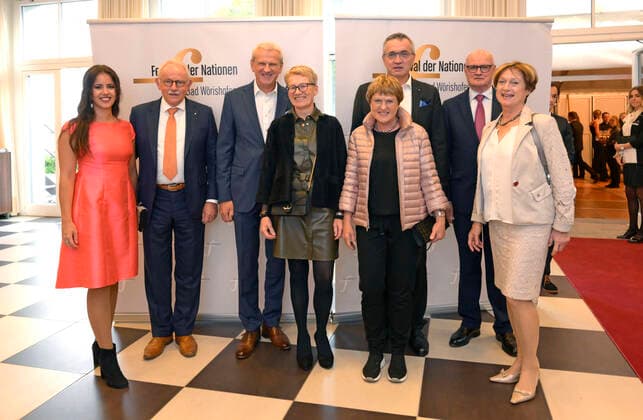 23.09.2022, Internationales Klassikfestival Festival der Nationen 2022 im Kurhaus Bad Wörishofen im Unterallgäu, Ankunft der Ehrengäste vor dem Eröffnungskonzert mit Emmanuel Tjeknavorian, Violine & Dirigent der Wiener Symphoniker. 2.v.li: Gerhard Pfeifer (Pfeifer Seil und Hebetechnink Memmingen) mit Familie und Mitarbeiter. 23.09.2022, Klassikfestival Bad Wörishofen 23.09.2022, Klassikfestival Bad Wörishofen