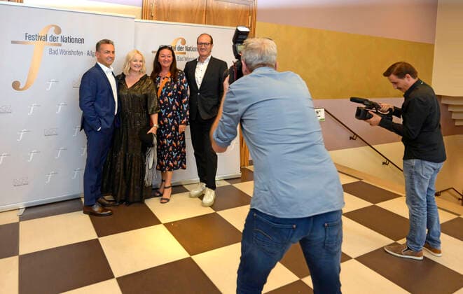 23.09.2022, Internationales Klassikfestival Festival der Nationen 2022 im Kurhaus Bad Wörishofen im Unterallgäu, Ankunft der Ehrengäste vor dem Eröffnungskonzert mit Emmanuel Tjeknavorian, Violine & Dirigent der Wiener Symphoniker. 23.09.2022, Klassikfestival Bad Wörishofen 23.09.2022, Klassikfestival Bad Wörishofen