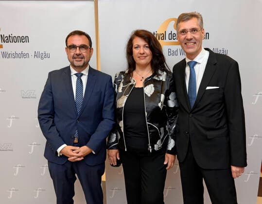 23.09.2022, Internationales Klassikfestival Festival der Nationen 2022 im Kurhaus Bad Wörishofen im Unterallgäu, Ankunft der Ehrengäste vor dem Eröffnungskonzert mit Emmanuel Tjeknavorian, Violine & Dirigent der Wiener Symphoniker. v.li: Bayerischer Gesundheitsminister Klaus Holetschek mit Ehefrau und Intendant Winfried Roch. 23.09.2022, Klassikfestival Bad Wörishofen 23.09.2022, Klassikfestival Bad Wörishofen