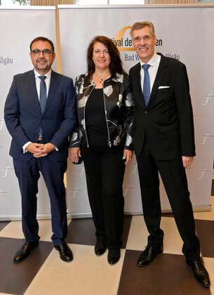 23.09.2022, Internationales Klassikfestival Festival der Nationen 2022 im Kurhaus Bad Wörishofen im Unterallgäu, Ankunft der Ehrengäste vor dem Eröffnungskonzert mit Emmanuel Tjeknavorian, Violine & Dirigent der Wiener Symphoniker. v.li: Bayerischer Gesundheitsminister Klaus Holetschek mit Ehefrau und Intendant Winfried Roch. 23.09.2022, Klassikfestival Bad Wörishofen 23.09.2022, Klassikfestival Bad Wörishofen