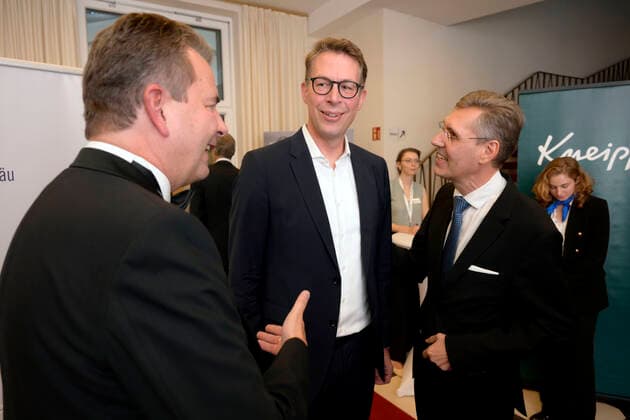 23.09.2022, Internationales Klassikfestival Festival der Nationen 2022 im Kurhaus Bad Wörishofen im Unterallgäu, Ankunft der Ehrengäste vor dem Eröffnungskonzert mit Emmanuel Tjeknavorian, Violine & Dirigent der Wiener Symphoniker. re: Intendant Winfried Roch begrüßt Stefan Welzel, Erster Bürgermeister Stadt Bad Wörishofen (li) und Markus Blume, MdL, Staatsminister für Wissenschaft und Kunst (Mitte) 23.09.2022, Klassikfestival Bad Wörishofen 23.09.2022, Klassikfestival Bad Wörishofen