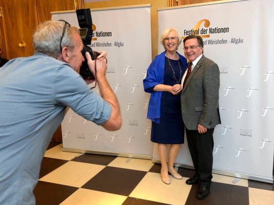 23.09.2022, Internationales Klassikfestival Festival der Nationen 2022 im Kurhaus Bad Wörishofen im Unterallgäu, Ankunft der Ehrengäste vor dem Eröffnungskonzert mit Emmanuel Tjeknavorian, Violine & Dirigent der Wiener Symphoniker. Ankunft der Ehrengäste, re: Schauspieler Elmar Wepper mit Ehefrau Anita Schlierf 23.09.2022, Klassikfestival Bad Wörishofen 23.09.2022, Klassikfestival Bad Wörishofen