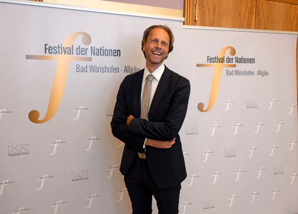 23.09.2022, Internationales Klassikfestival Festival der Nationen 2022 im Kurhaus Bad Wörishofen im Unterallgäu, Ankunft der Ehrengäste vor dem Eröffnungskonzert mit Emmanuel Tjeknavorian, Violine & Dirigent der Wiener Symphoniker. 23.09.2022, Klassikfestival Bad Wörishofen 23.09.2022, Klassikfestival Bad Wörishofen