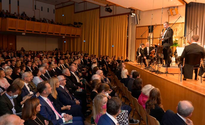 23.09.2022, Internationales Klassikfestival Festival der Nationen 2022 im Kurhaus Bad Wörishofen im Unterallgäu, Eröffnungskonzert mit Emmanuel Tjeknavorian, Violine & Dirigent der Wiener Symphoniker. Stefan Welzel, Erster Bürgermeister Stadt Bad Wörishofen hält die Eröffnungsrede. 23.09.2022, Klassikfestival Bad Wörishofen 23.09.2022, Klassikfestival Bad Wörishofen