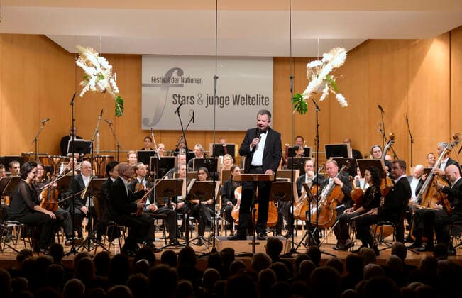 23.09.2022, Internationales Klassikfestival Festival der Nationen 2022 im Kurhaus Bad Wörishofen im Unterallgäu, Eröffnungskonzert mit Emmanuel Tjeknavorian, Violine & Dirigent der Wiener Symphoniker. Stefan Welzel, Erster Bürgermeister Stadt Bad Wörishofen hält die Eröffnungsrede. 23.09.2022, Klassikfestival Bad Wörishofen 23.09.2022, Klassikfestival Bad Wörishofen