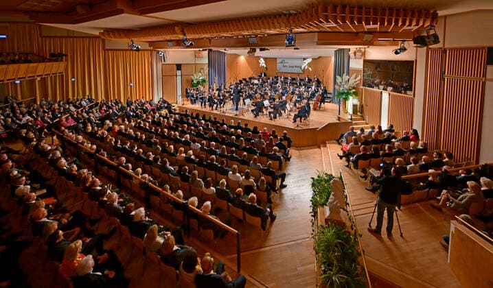 23.09.2022, Internationales Klassikfestival Festival der Nationen 2022 im Kurhaus Bad Wörishofen im Unterallgäu, Eröffnungskonzert mit Emmanuel Tjeknavorian, Violine & Dirigent der Wiener Symphoniker. 23.09.2022, Klassikfestival Bad Wörishofen 23.09.2022, Klassikfestival Bad Wörishofen