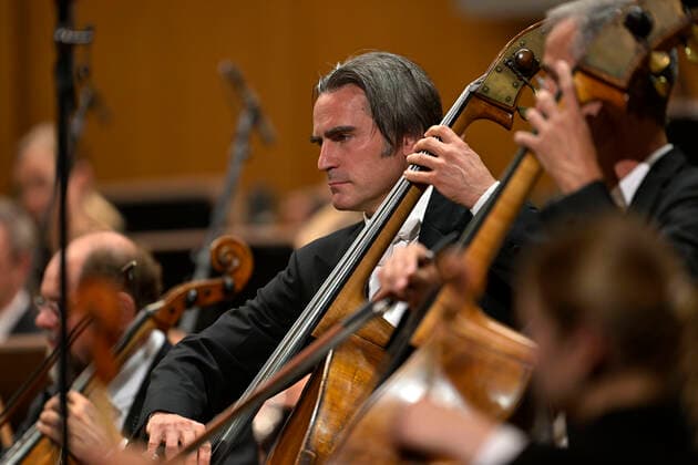 23.09.2022, Internationales Klassikfestival Festival der Nationen 2022 im Kurhaus Bad Wörishofen im Unterallgäu, Eröffnungskonzert mit Emmanuel Tjeknavorian, Violine & Dirigent der Wiener Symphoniker. Bassgeigen-Spieler. 23.09.2022, Klassikfestival Bad Wörishofen 23.09.2022, Klassikfestival Bad Wörishofen