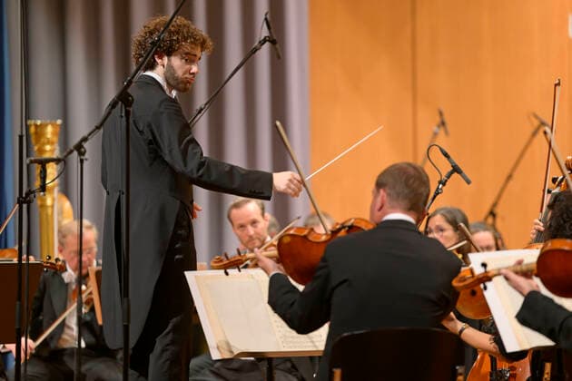 23.09.2022, Internationales Klassikfestival Festival der Nationen 2022 im Kurhaus Bad Wörishofen im Unterallgäu, Eröffnungskonzert mit Emmanuel Tjeknavorian, Violine & Dirigent der Wiener Symphoniker. Hier steht er am Dirigentenpult. 23.09.2022, Klassikfestival Bad Wörishofen 23.09.2022, Klassikfestival Bad Wörishofen