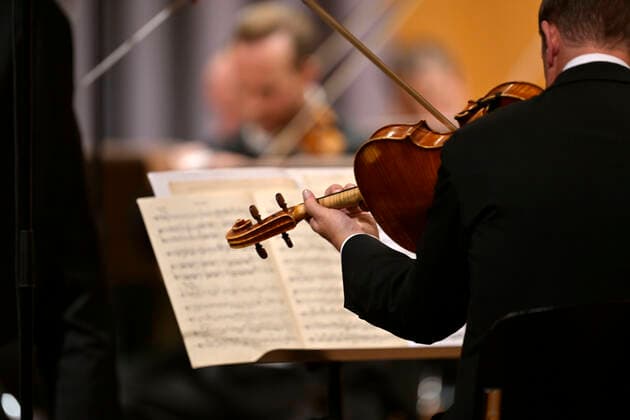23.09.2022, Internationales Klassikfestival Festival der Nationen 2022 im Kurhaus Bad Wörishofen im Unterallgäu, Eröffnungskonzert mit Emmanuel Tjeknavorian, Violine & Dirigent der Wiener Symphoniker. Geiger 23.09.2022, Klassikfestival Bad Wörishofen 23.09.2022, Klassikfestival Bad Wörishofen