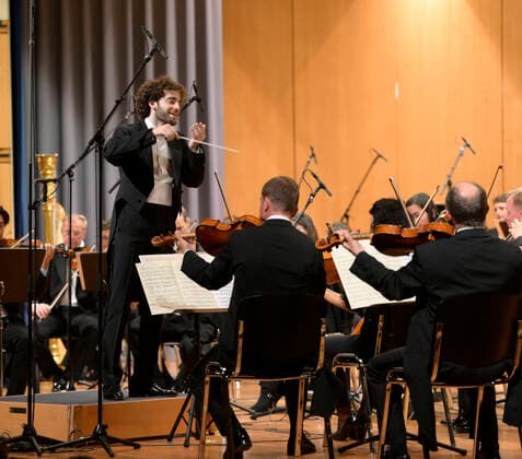 23.09.2022, Internationales Klassikfestival Festival der Nationen 2022 im Kurhaus Bad Wörishofen im Unterallgäu, Eröffnungskonzert mit Emmanuel Tjeknavorian, Violine & Dirigent der Wiener Symphoniker. Hier steht er am Dirigentenpult. 23.09.2022, Klassikfestival Bad Wörishofen 23.09.2022, Klassikfestival Bad Wörishofen