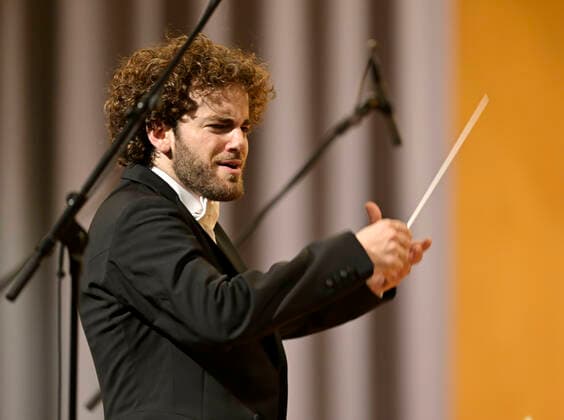 23.09.2022, Internationales Klassikfestival Festival der Nationen 2022 im Kurhaus Bad Wörishofen im Unterallgäu, Eröffnungskonzert mit Emmanuel Tjeknavorian, Violine & Dirigent der Wiener Symphoniker. Hier steht er am Dirigentenpult. 23.09.2022, Klassikfestival Bad Wörishofen 23.09.2022, Klassikfestival Bad Wörishofen