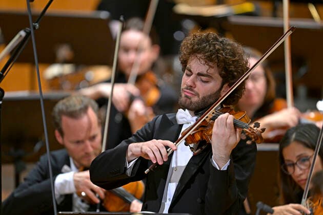 23.09.2022, Internationales Klassikfestival Festival der Nationen 2022 im Kurhaus Bad Wörishofen im Unterallgäu, Eröffnungskonzert mit Emmanuel Tjeknavorian, Violine & Dirigent der Wiener Symphoniker. Hier mit seiner Geige 23.09.2022, Klassikfestival Bad Wörishofen 23.09.2022, Klassikfestival Bad Wörishofen