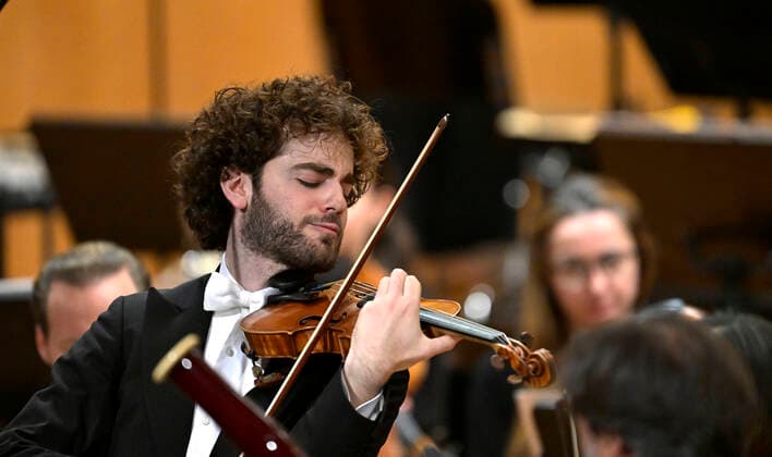 23.09.2022, Internationales Klassikfestival Festival der Nationen 2022 im Kurhaus Bad Wörishofen im Unterallgäu, Eröffnungskonzert mit Emmanuel Tjeknavorian, Violine & Dirigent der Wiener Symphoniker. Hier mit seiner Geige 23.09.2022, Klassikfestival Bad Wörishofen 23.09.2022, Klassikfestival Bad Wörishofen
