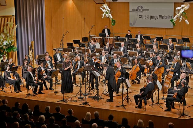 23.09.2022, Internationales Klassikfestival Festival der Nationen 2022 im Kurhaus Bad Wörishofen im Unterallgäu, Eröffnungskonzert mit Emmanuel Tjeknavorian, Violine & Dirigent der Wiener Symphoniker. Hier mit seiner Geige 23.09.2022, Klassikfestival Bad Wörishofen 23.09.2022, Klassikfestival Bad Wörishofen