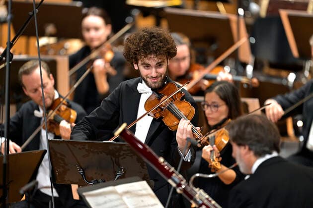 23.09.2022, Internationales Klassikfestival Festival der Nationen 2022 im Kurhaus Bad Wörishofen im Unterallgäu, Eröffnungskonzert mit Emmanuel Tjeknavorian, Violine & Dirigent der Wiener Symphoniker. Hier mit seiner Geige 23.09.2022, Klassikfestival Bad Wörishofen 23.09.2022, Klassikfestival Bad Wörishofen