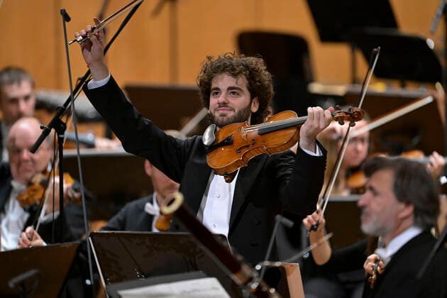 23.09.2022, Internationales Klassikfestival Festival der Nationen 2022 im Kurhaus Bad Wörishofen im Unterallgäu, Eröffnungskonzert mit Emmanuel Tjeknavorian, Violine & Dirigent der Wiener Symphoniker. Hier mit seiner Geige 23.09.2022, Klassikfestival Bad Wörishofen 23.09.2022, Klassikfestival Bad Wörishofen