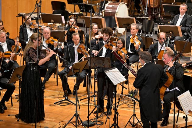 23.09.2022, Internationales Klassikfestival Festival der Nationen 2022 im Kurhaus Bad Wörishofen im Unterallgäu, Eröffnungskonzert mit Emmanuel Tjeknavorian, Violine & Dirigent der Wiener Symphoniker. Hier mit seiner Geige 23.09.2022, Klassikfestival Bad Wörishofen 23.09.2022, Klassikfestival Bad Wörishofen