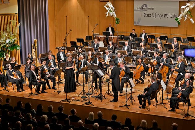 23.09.2022, Internationales Klassikfestival Festival der Nationen 2022 im Kurhaus Bad Wörishofen im Unterallgäu, Eröffnungskonzert mit Emmanuel Tjeknavorian, Violine & Dirigent der Wiener Symphoniker. Hier mit seiner Geige 23.09.2022, Klassikfestival Bad Wörishofen 23.09.2022, Klassikfestival Bad Wörishofen