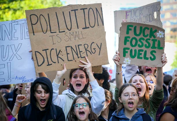September 23, 2022, Montreal, Quebec, Canada: Thousands of protesters gathered for a climate march, demanding more action on climate change from elected officials. The event was part of the Fridays for Future Movement, an international, youth-led initiative inspired by Swedish activist Greta Thunberg. Montreal Canada - ZUMAs278 20220923_zip_s278_009 Copyright: xSerkanxSenturkx