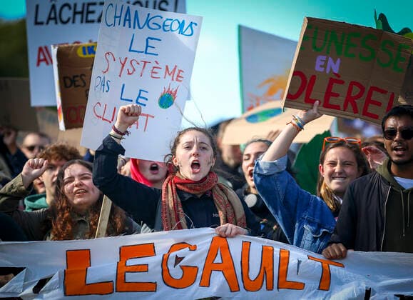 September 23, 2022, Montreal, Quebec, Canada: Thousands of protesters gathered for a climate march, demanding more action on climate change from elected officials. The event was part of the Fridays for Future Movement, an international, youth-led initiative inspired by Swedish activist Greta Thunberg. Montreal Canada - ZUMAs278 20220923_zip_s278_023 Copyright: xSerkanxSenturkx