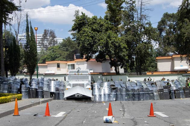 September 23, 2022, Mexico City, Mexico: Ayotzinapa students and members of civil associations, take part during confrontations against the police causing disturbances at the entrance of Military Zone 1 as part of the National Day of Struggle, demanding justice for the forced disappearance of the 43 students of the Rural Normal School of Ayotzinapa, 8 years after the massacre of the Students of Ayotzinapa. on September 23, 2022, Mexico City, Mexico. Mexico City Mexico - ZUMAe321 20220923_zia_e321_030 Copyright: xAlexxDaltonxEyepixxGroupx