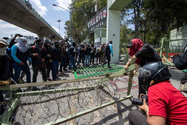 September 23, 2022, Mexico City, Mexico: Ayotzinapa students and members of civil associations, take part during confrontations against the police causing disturbances at the entrance of Military Zone 1 as part of the National Day of Struggle, demanding justice for the forced disappearance of the 43 students of the Rural Normal School of Ayotzinapa, 8 years after the massacre of the Students of Ayotzinapa. on September 23, 2022, Mexico City, Mexico. Mexico City Mexico - ZUMAe321 20220923_zia_e321_025 Copyright: xAlexxDaltonxEyepixxGroupx