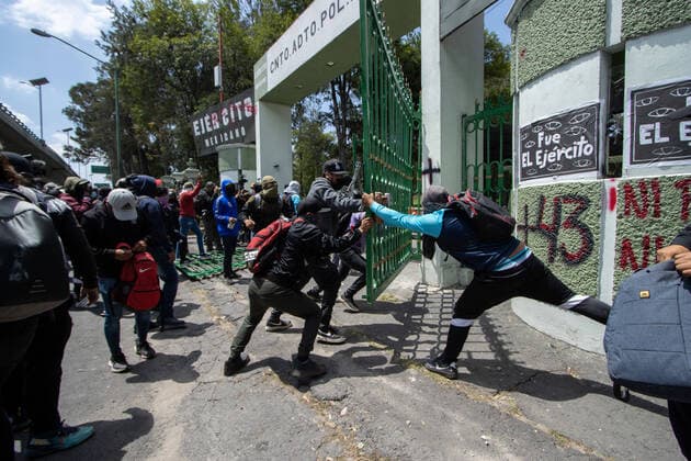 September 23, 2022, Mexico City, Mexico: Ayotzinapa students and members of civil associations, take part during confrontations against the police causing disturbances at the entrance of Military Zone 1 as part of the National Day of Struggle, demanding justice for the forced disappearance of the 43 students of the Rural Normal School of Ayotzinapa, 8 years after the massacre of the Students of Ayotzinapa. on September 23, 2022, Mexico City, Mexico. Mexico City Mexico - ZUMAe321 20220923_zia_e321_026 Copyright: xAlexxDaltonxEyepixxGroupx