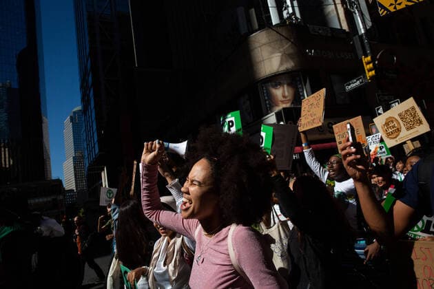 September 23, 2022, New York City, United States: A protester chants slogans with her fist in air during the climate strike. Hundreds of youth climate protesters marched from Foley Square to Battery Park with Fridays for the Future International Climate Strike. New York City United States - ZUMAs197 20220923_zaa_s197_184 Copyright: xKarlaxCotx