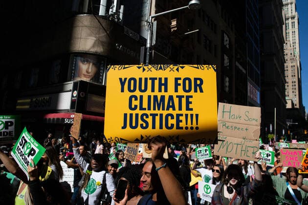 September 23, 2022, New York City, United States: A protester holds a placard reading, Youth for Climate Justice! during the Climate strike. Hundreds of youth climate protesters marched from Foley Square to Battery Park with Fridays for the Future International Climate Strike. New York City United States - ZUMAs197 20220923_zaa_s197_186 Copyright: xKarlaxCotx