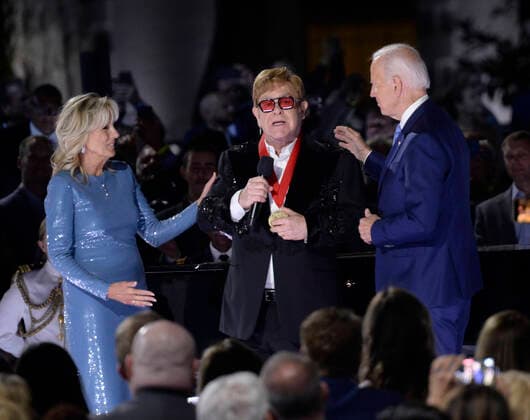 Bilder des Jahres 2022, Entertainment 09 September Entertainment Themen der Woche KW38 Entertainment Bilder des Tages September 23, 2022, Washington, District of Columbia, USA: Sir Elton John speaks after being presented with the National Humanities Medal by United States President Joe Biden and first lady Dr. Jill Biden after he preformed a show called A Night When Hope and History Rhyme as part of his farewell tour on the South Lawn of the White House in Washington, DC on Friday, September 23, 2022 Washington USA - ZUMAs152 20220923_zaa_s152_051 Copyright: xBonniexCashx-xPoolxviaxCNPx