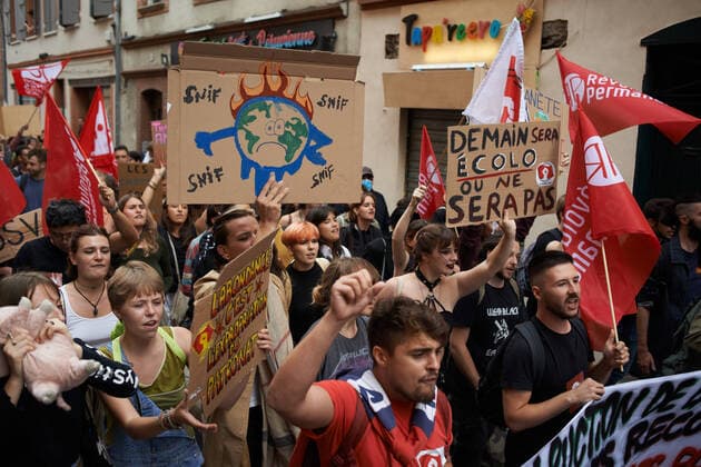 Youth For Climate Demonstrate In Toulouse Following the call of Greta Thunberg for a World School Strike and Fridays for future , school students and students took to the streets of Toulouse to denounce the governments inaction towards the climate crisis even after the 6th IPCC assement report. The window to keep the temperature under +1.5Â°C is rapidly closing as precised in the IPCC report. They also denounce the lack of action against the environment crisis by governments just before the Cop27. Demonstrations were planned in more than 3,100 locations all over the world. Toulouse. France. September 23th 2022. Toulouse France  Copyright: xAlainxPittonx originalFilename: pitton-notitle220923_npVg5.jpg